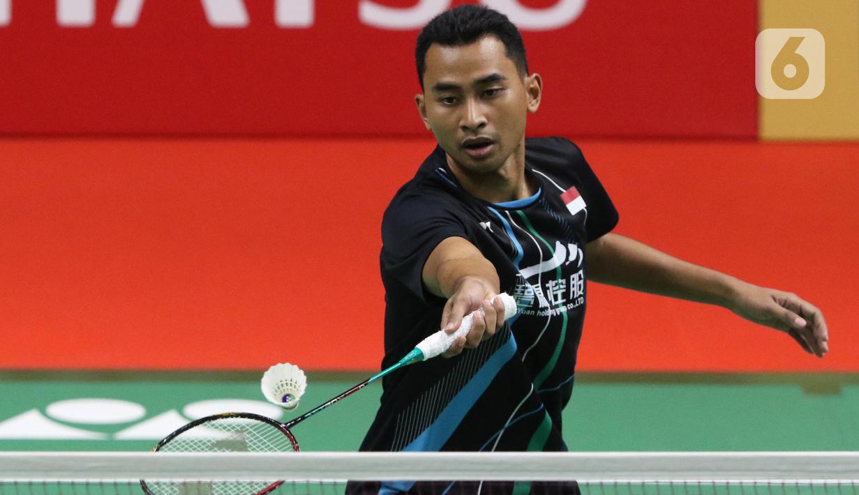 Pebulutangkis Indonesia, Tommy Sugiarto mengembalikan kok ke arah Anthony Sinisuka Ginting saat laga babak kedua tunggal putra Indonesia Masters 2020 di Istora GBK, Jakarta, Kamis (16/1/2020). Anthony Sinisuka Ginting unggul 21-16 21-15 dan melaju ke perempat final. (Liputan6.com/Helmi Fithriansyah)