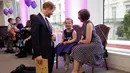 Pangeran Harry berbincang dengan pemenang Penghargaan Anak Inspirasional berusia 4-6, Erin Cross saat menghadiri WellChild Awards di London, Inggirs (16/10). Acara ini untuk memberi penghargaan kepada anak-anak yang terpilih. (AFP Photo/Pool/Matt Dunham)