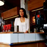 Dewi Lestari dalam penggarapan klip Dongeng Secangkir Kopi (Foto: Wimbarsana/Bintang.com)