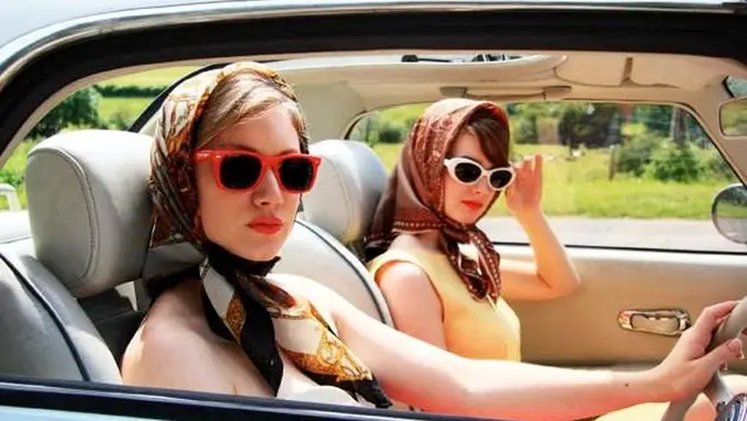 3 Cara Klasik Tampil Gaya dengan Syal