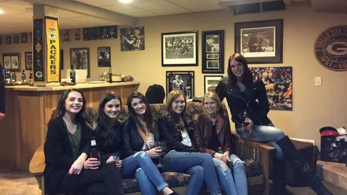 [Bintang] Ada yang Aneh dari Foto Ini, Bisakah Kamu Menemukannya?