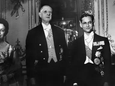 Ki-ka: Istri Presiden Prancis Yvonne de Gaulle, Presiden Prancis Jenderal de Gaulle, Raja Bhumibol Adulyadej dan istrinya Sirikit berpose bersama usai makan malam di Istana Elysee di Paris pada 12 Oktober 1960. (AFP PHOTO)