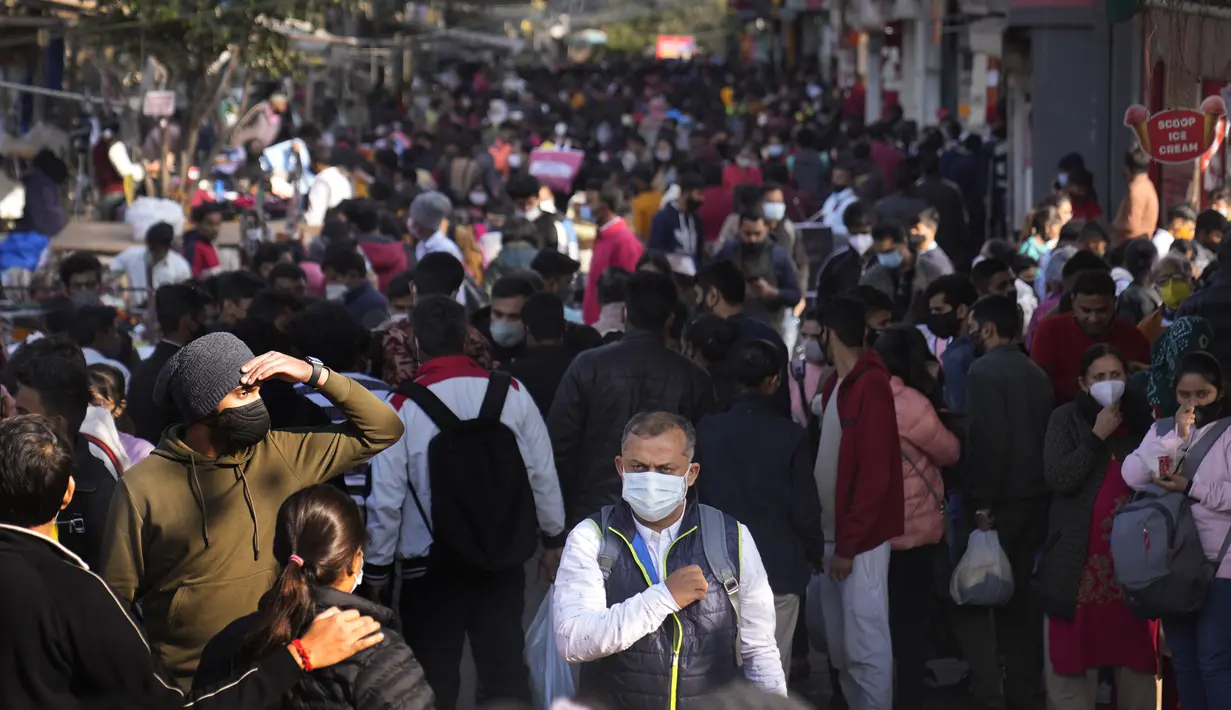 Pembeli yang sebagian besar memakai masker memadati pasar di New Delhi, Rabu (29/12/2021). Di India, yang telah kembali normal setelah dihantam tsunami COVID-19 tahun ini, omicron sekali lagi menimbulkan ketakutan, dengan lebih dari 700 kasus dilaporkan. (AP Photo/Manish Swarup)