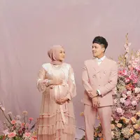 Pasangan Aurel Hermansyah dan Atta Halilintar tengah menunggu kelahiran buah hati pertama mereka. Pada kesempatan ini, momen kehamilan diabadikan dalam sebuah potret menarik. (foto: Instagram/ Aurel Hermansyah)