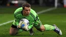 Manuel Neuer - Penjaga gawang Skuat Matador ini berhasil melakukan clansheet sebanyak enam kali selama putaran final Euro. Tampil 1020 menit di Euro 2012 dan 2016, ia hanya kebobolan sebanyak sembilan kali. (Foto: AFP/Patrik Stollarz)