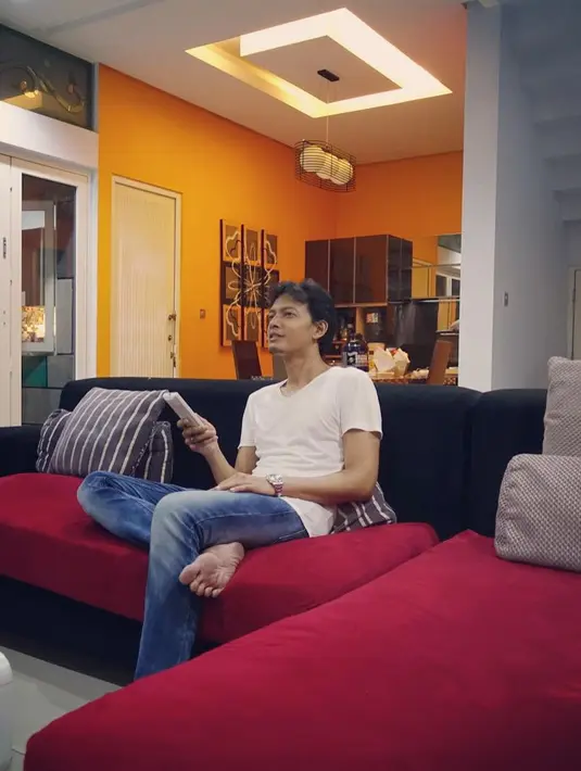 "Rencana rehat ada, tapi enggak sampai liburan keluar kota atau keluar negeri sih. Karena awal tahun sudah mulai promo (Ayat Ayat Cinta 2) lagi," jelas aktor kelahiran 1 Juli 1982 itu. (Instagram/fedinuril)