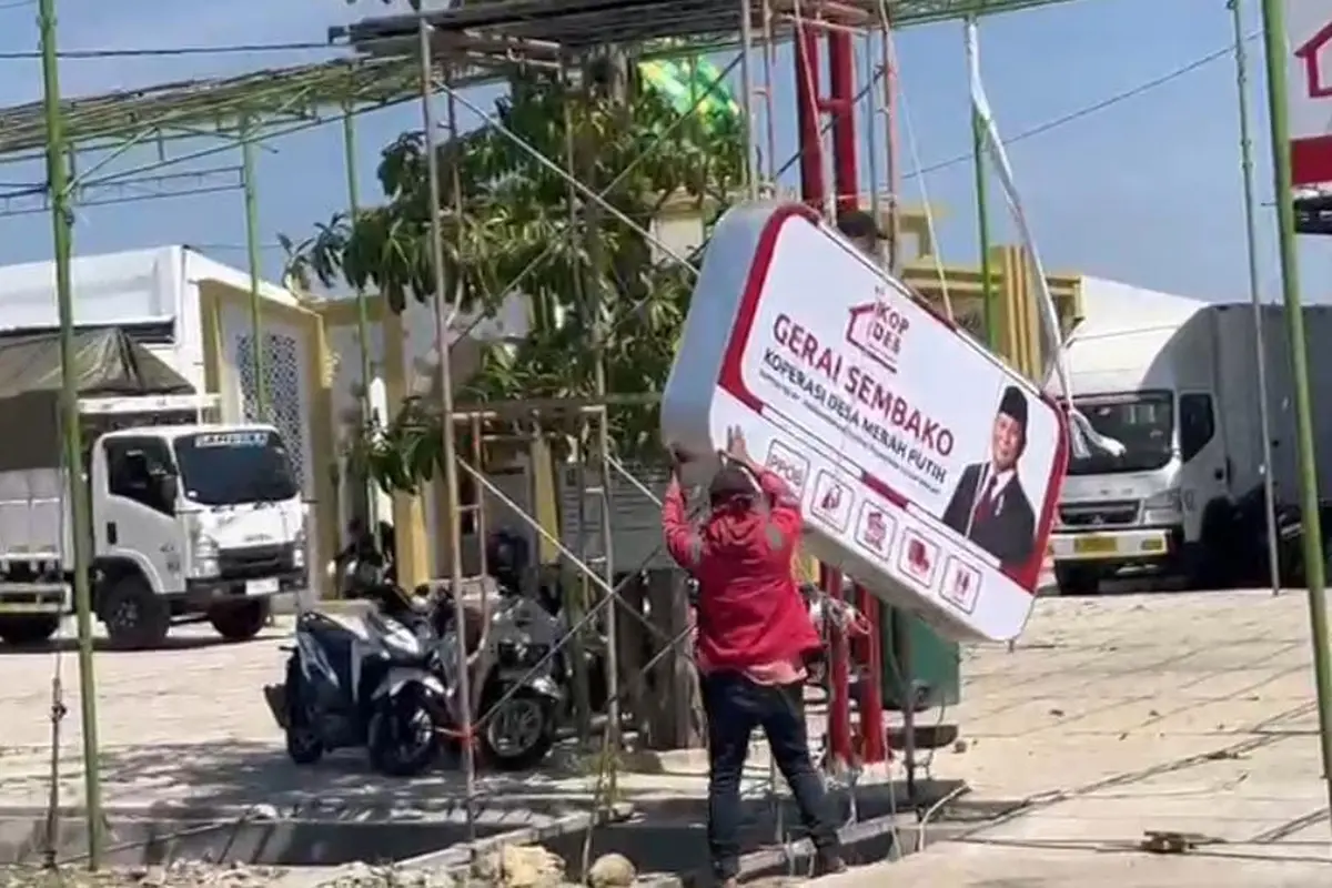 Papan Koperasi Merah Putih bergambar Prabowo di Tuban diturunkan