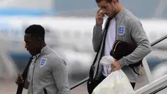 Jordan Henderson dan Danny Welbeck melangkai gontai menuruni anak tangga saat di bandara Manchester, Inggris (25/06/2014) (REUTERS/Nigel Roddis) 