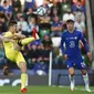 Pemain Villarreal Juan Foyth, tengah, menendang bola antara pemain Chelsea Kai Havertz, kanan, dan pemain Chelsea Hakim Ziyech selama pertandingan sepak bola Piala Super UEFA antara Chelsea dan Villarreal di Windsor Park di Belfast, Irlandia Utara, Rabu,