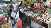 Pedagang melayani pembeli di pasar, Jakarta, Jumat (6/10). Dari data BPS inflasi pada September 2017 sebesar 0,13 persen. Angka tersebut mengalami kenaikan signifikan karena sebelumnya di Agustus 2017 deflasi 0,07 persen. (Liputan6.com/Angga Yuniar)