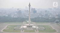 Pemadangan saat polusi menyelimuti langit Monumen Nasional (Monas) dan gedung bertingkat di Jakarta, Senin (20/6/2022). Berdasarkan data IQAir indeks kualitas udara Jakarta berada pada angka 193-196 Air Quality Index (AQI) US. (merdeka.com/Iqbal S. Nugroho)