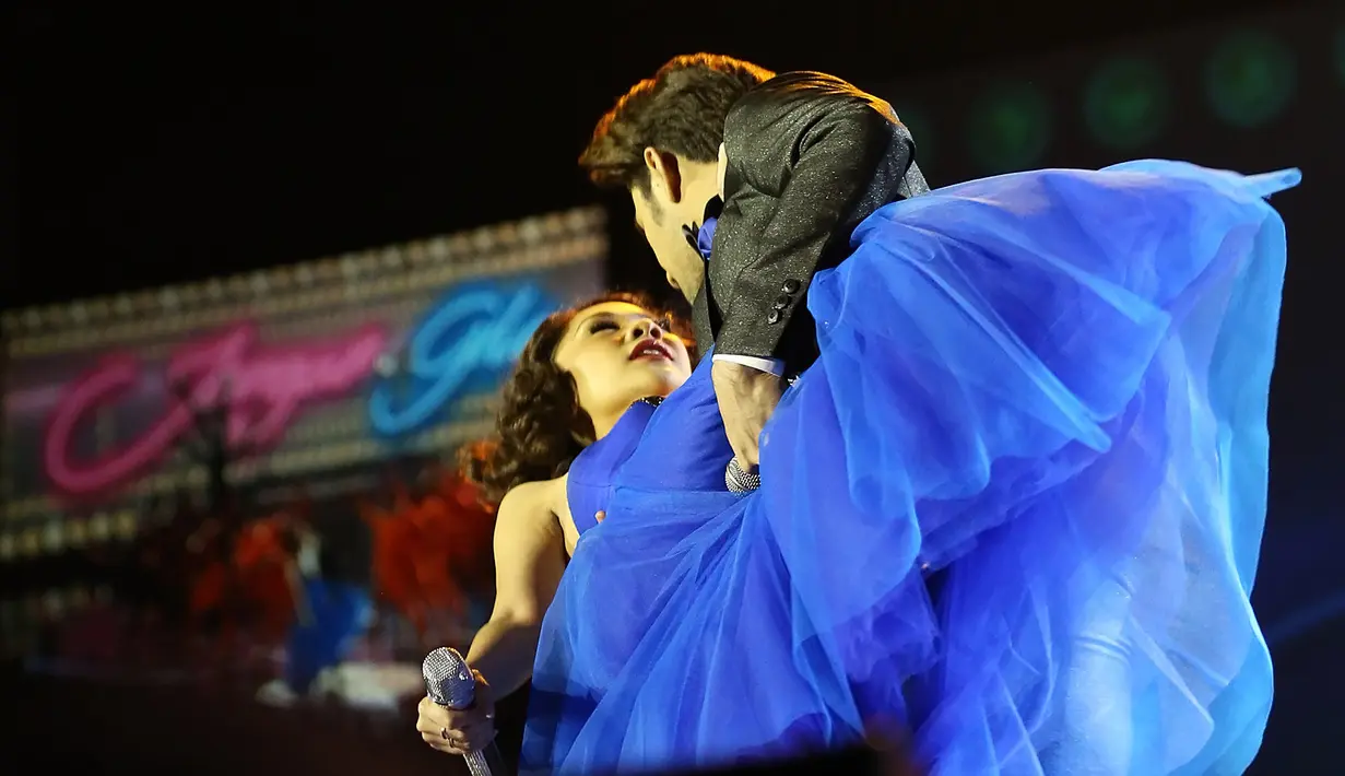 Berbagai suguhan menarik diberikan Bunga Citra Lestari dalam konser menandai 1 dekade berkarya di panggung musik. Konser bertajuk It's Me BCL itu, dibuka dengan lagu Karena Ku Cinta Kau. (Bambang E. Ros/Bintang.com)