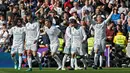 Pemain Real Madrid melakukan selebrasi usai striker mereka Cristiano Ronaldo membobol gawang Atletico Madrid dalam pertandingan La Liga Spanyol di stadion Santiago Bernabeu di Madrid (8/4). (AP Photo / Francisco Seco)