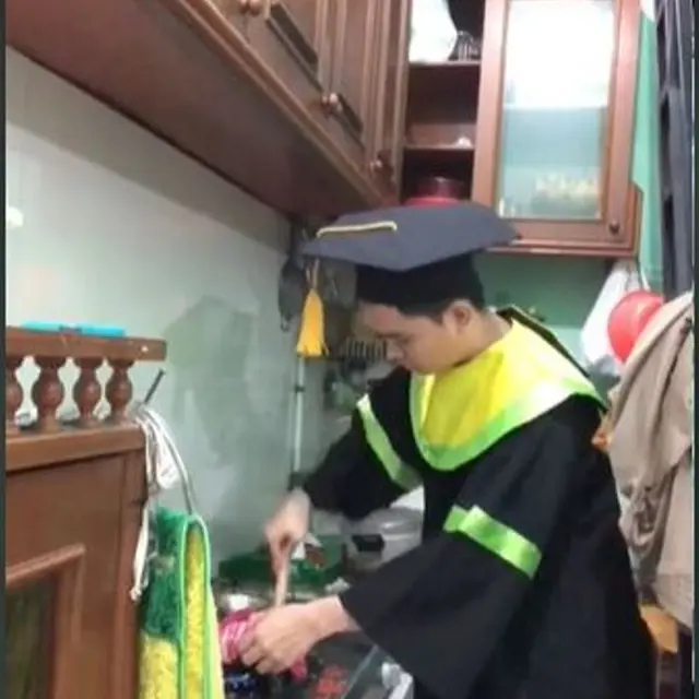 Viral, Mahasiswa Wisuda Online Sambil Masak Nasi Goreng