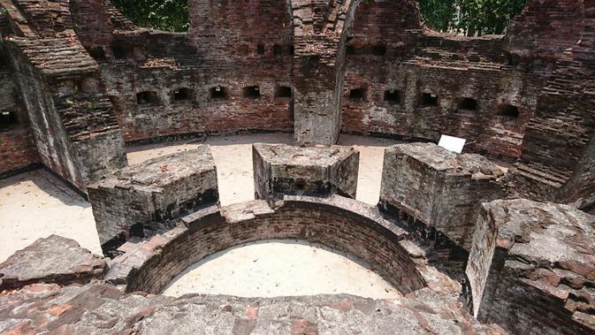 Puing Benteng Martello di Pulau Bidadari. (Liputan6.com/Dinny Mutiah)
