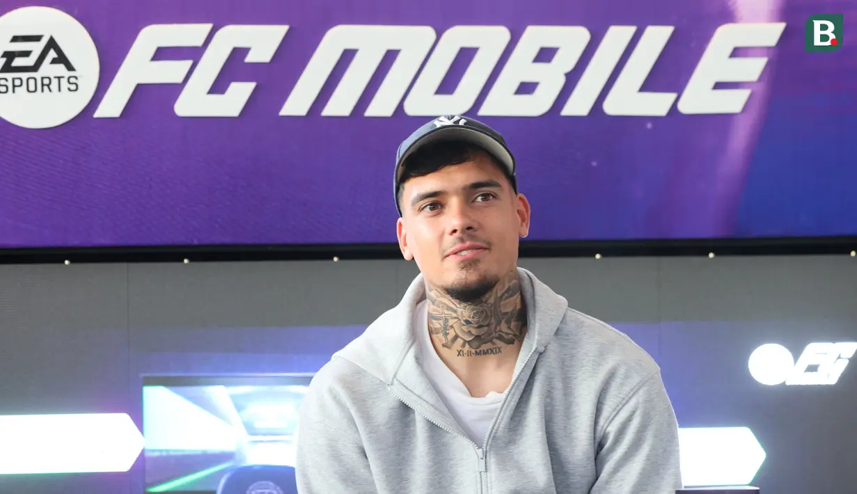 Pemain berlabel Timnas Indonesia, Shayne Pattynama, hadir di acara FC Mobile Ngabuburit 2026 di kawasan M Bloc, Kebayoran Baru, Jakarta Selatan, Sabtu (21/2/2026). (Bola.com/M Iqbal Ichsan)