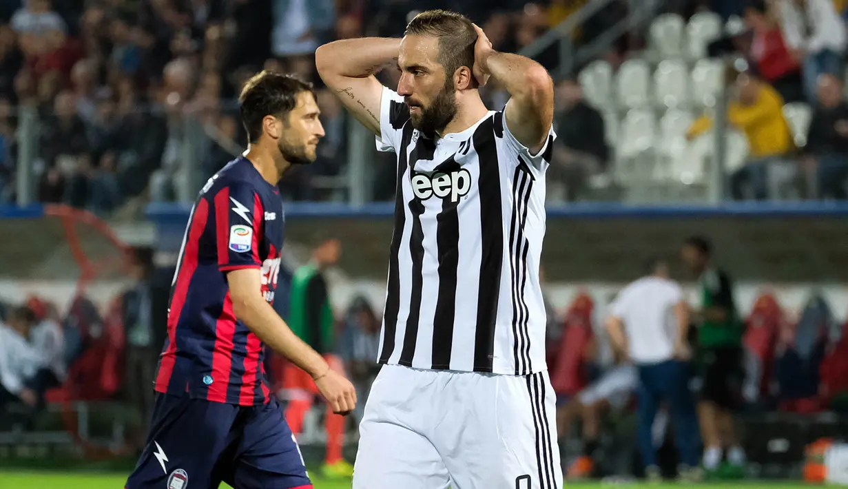 Striker Juventus, Gonzalo Higuain, tampak kecewa usai gagal membobol gawang Crotone pada laga Serie A di Stadion Ezio Scida, Kamis (19/4/2018). Juventus ditahan imbang 1-1 oleh Crotone. (AFP/Giovanni Isolino)