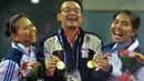Ganda putri Indonesia Nitya Krishinda (kanan) dan Gresya Polii (kiri) bergembira bersama pelatih mereka Eng Hian (tengah) usai penghargaan medali final perorangan Ganda Putri Asian Games ke-17 di Incheon, Korsel, Sabtu (27/9). (ANTARA FOTO/SAPTONO)