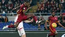 Proses terjadinya gol yang dicetak pemain Roma, Antonio Rudiger, ke gawang AC Milan pada laga Serie A di Stadion Olimpico, Italia, Sabtu (9/1/2016). Kedua tim bermain imbang 1-1. (EPA/Alessandro Di Meo)