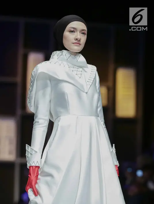 Model mengenakan busana rancangan desainer Elva Fauqo saat tampil dalam Muslim Fashion Festival 2018 di Jakarta, Jumat (20/4). Elva Fauqo menampilkan rancanganya dengan tema 'Encore'. (Liputan6.com/Faizal Fanani)