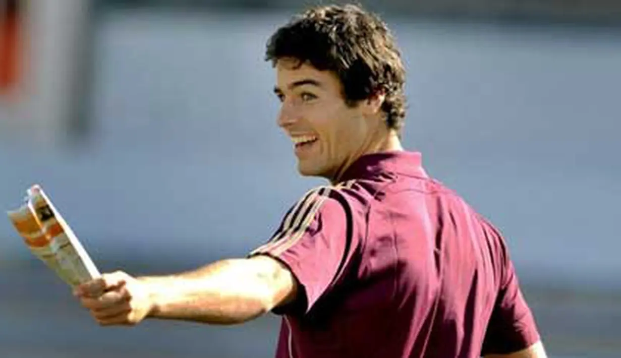 Senyuman gelandang baru Olympique Lyonais Yoann Gourcuff sebelum laga Ligue 1 lawan Lorient di Moustoir Stadium, 28 Agustus 2010. AFP PHOTO / FRED TANNEAU