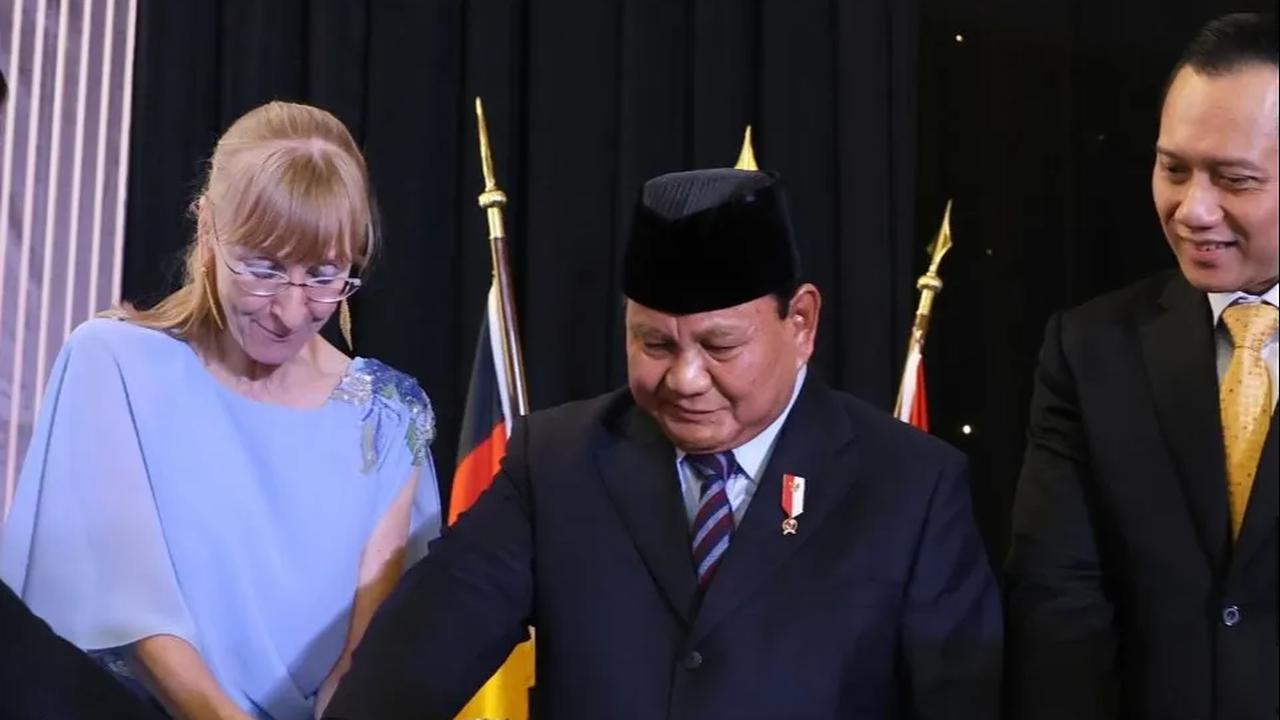 Prabowo pernah melihat langsung adanya tulisan Verboden voor Honden en Inlander di salah satu kolam renang di Manggarai, Jakarta Pusat pada tahun 1977 lalu.&nbsp;