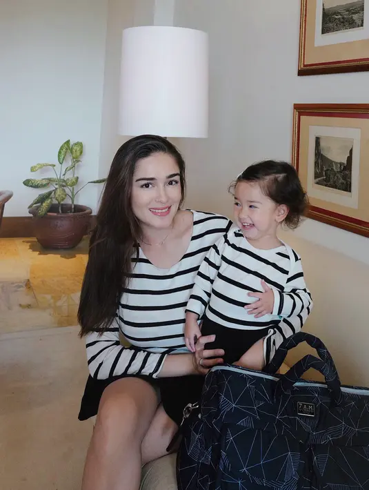Mengingat anak perempuannya yang sudah beranjak besar, tak jarang Yasmine memakai baju yang kembaran. Kali ini keduanya memakai rok hitam dengan atasan bermotif garis-garis. Lucu banget kan? (Instagram/yaswildblood)