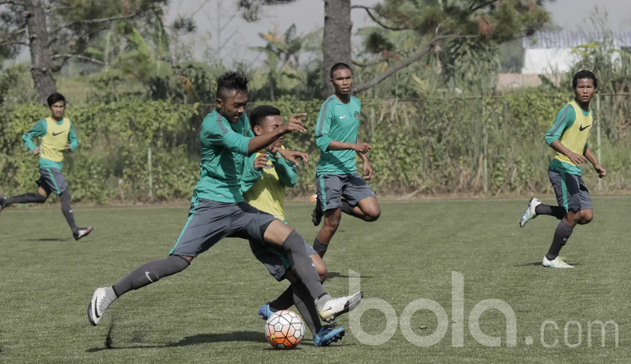 Bek seleksi Timnas Indonesia U-16, Gabriel Romulus, berebut bola dengan Aditya Spou. Seleksi nasional ini dilakukan selama lima hari, mulai dari tanggal 25 hingga 30 Maret 2017. (Bola.com/M Iqbal Ichsan)