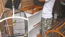 Perajin membuat sangkar burung di YR Sangkar, Cimanggis, Depok, Jawa Barat, Rabu (17/3/2021). Perajin mengkatakan produksi sangkar burung yang dijual Rp 150 ribu hingga Rp 500 ribu per sangkar alami peningkatan penjualan 50 persen selama pandemi COVID-19. (Liputan6.com/Herman Zakharia)