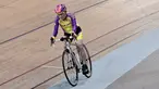 Pesepeda asal Prancis, Robert Marchand (105) mengayuh sepedanya di sebuah velodrom di Saint-Quentin-en-Yvelines, dekat Paris, Rabu (4/1). Marchand berhasil memecahkan rekor bersepeda lebih dari 14 mil (setara 22,5 km) selama satu jam. (PHILIPPE LOPEZ/AFP)