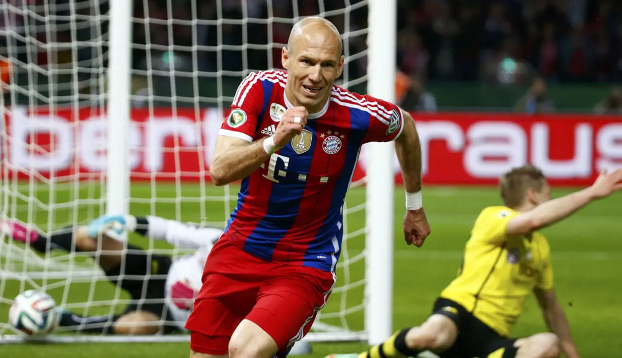 Penyerang Bayern München, Arjen Robben merayakan golnya ke gawang Borussia Dortmund saat berlaga di final DFB Pokal di Olympiastadion, Berlin (18/5/2014). (REUTERS/Michael Dalder)