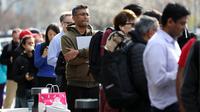 Antrean nasabah untuk mencoba mengambil kembali dana mereka di luar kantor Silicon Valley Bank di Santa Clara, California, Senin (13/3/2023). Pekan lalu, bank terbesar ke-16 di Amerika Serikat, Silicon Valley Bank bangkrut hanya dalam dua hari. (Justin Sullivan/Getty Images/AFP )