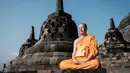 Ritual tersebut dilakukan sebagai bentuk penghormatan dan rasa syukur kepada Buddha. (YASUYOSHI CHIBA/AFP)