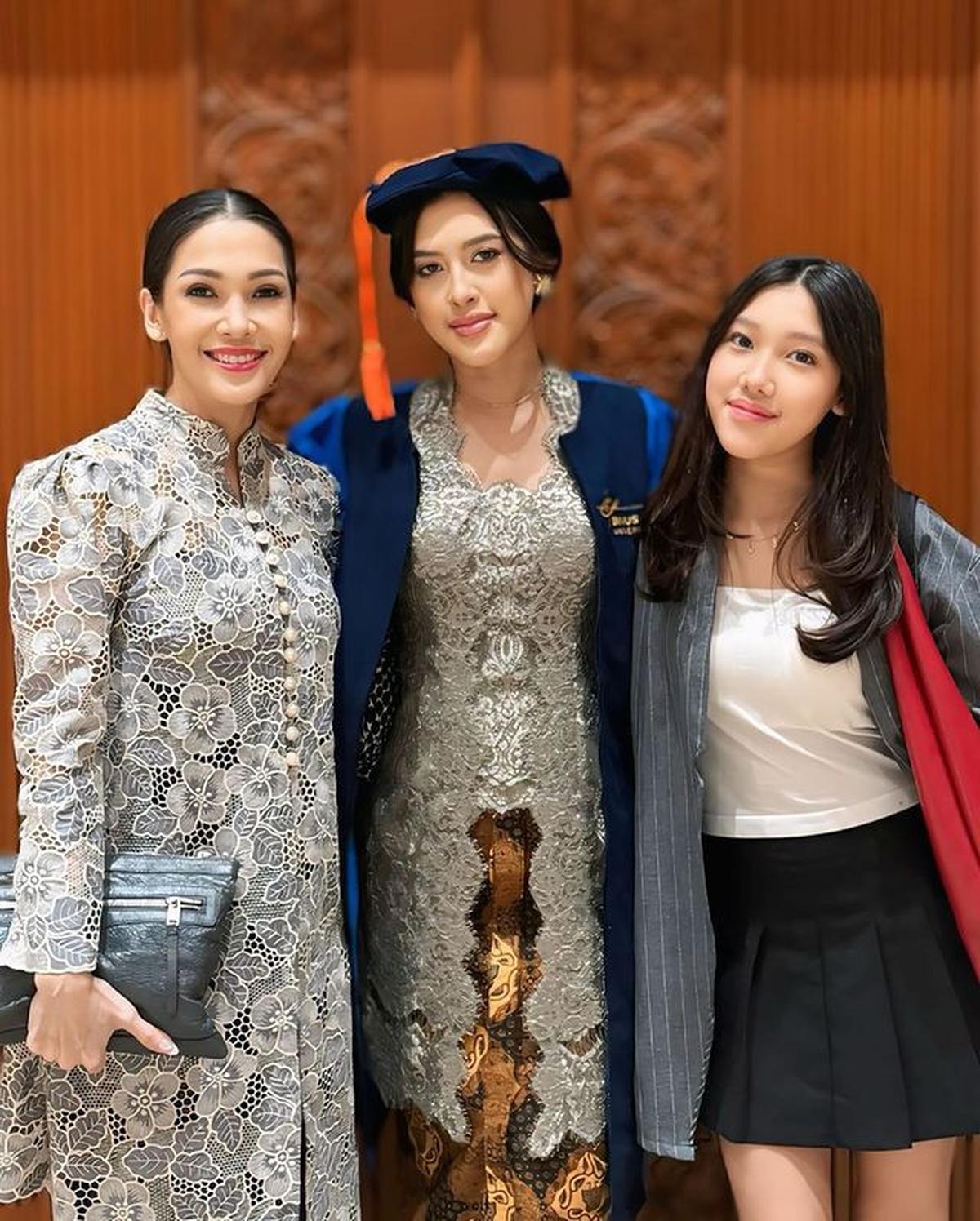 7 Potret Queena Anak Mieke Amalia Wisuda, Diselimuti Suasana Haru - Tampil Cantik Berkebaya