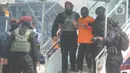 Densus 88  Mabes Polri membawa teroris usai tiba di Bandara Soekarno-Hatta, Tangerang Banten, Kamis (4/1/2021). Sebanyak 26 terduga teroris tertangkap petugas Densus 88 di Makassar dan Gorontalo. (merdeka.com/Arie Basuki)