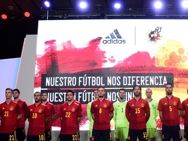 Para pemain Timnas Spanyol berpose saat launching jersey baru di Las Rozas, Madrid, Spanyol, Rabu (13/11). Jersey baru tersebut untuk menyambut Piala Eropa 2020. (AFP/Oscar Del Pozo)