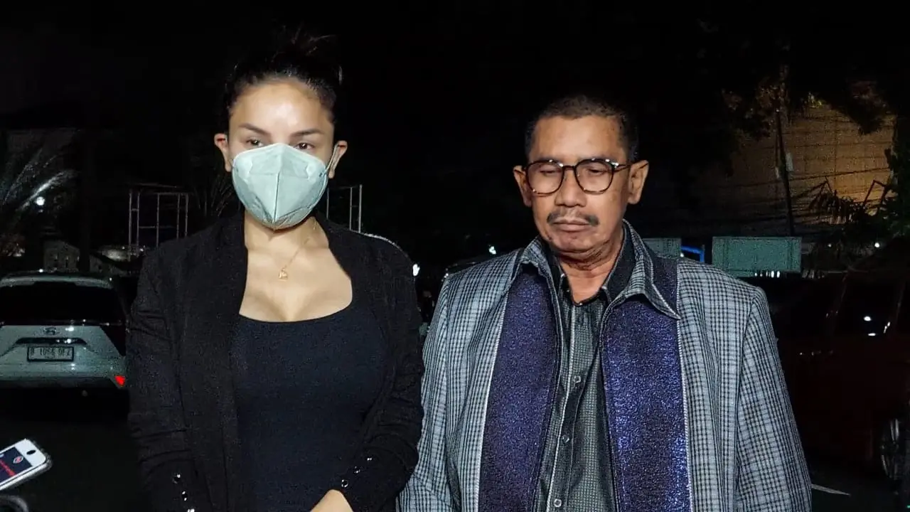 Nikita Mirzani mendatangi Polres Metro Jakarta Selatan, Kamis (19/9/2024) malam.