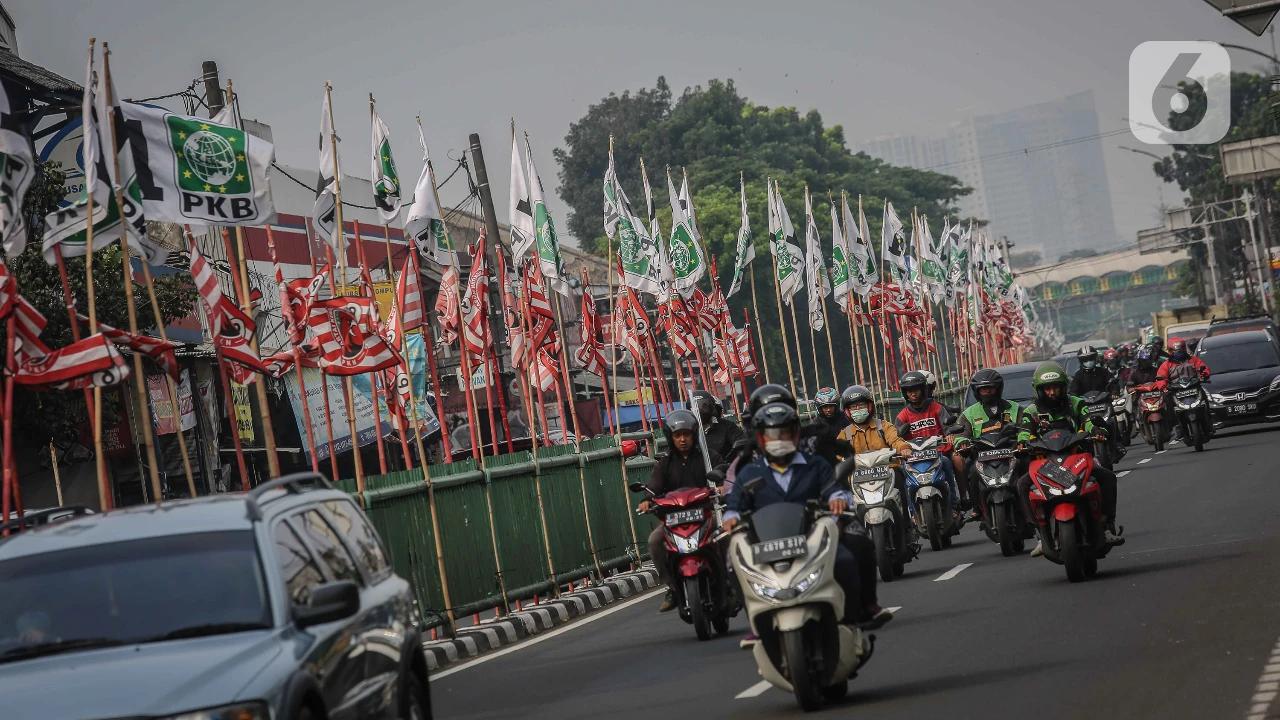 Bahayakan Pengendara, Atribut Parpol di Fly Over Jakarta Bakal Ditertibkan Satpol PP