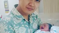 Puji syukur diucapkan Aldi lantaran mantan istrinya melahirkan anak keduanya. Bayi mungil laki-laki itu lahir pukul 7.30 WIB degan bobot 3 kg dan panjang 49 cm. (Instagram/alditaher.official)