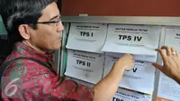 Hadar Nafis Gumay mengecek lembaran DPT di kelurahan setia budi dan Cikini, Jakarta, Jumat (23/12). Pilkada serentak akan diselenggarakan di 101 daerah yang terdiri dari 7 pemilihan gubernur dan wakil gubernur. (Liputan6.com/Helmi Affandi)