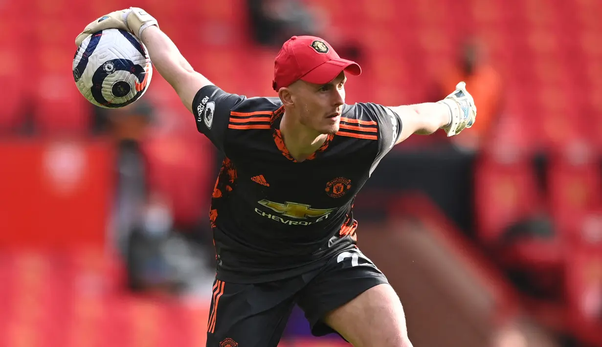 Dean Henderson. Kiper berusia 25 tahun ini baru saja dipinjamkan Manchester United ke Nottingham Forset pada awal musim 2022/2023. Ia juga merupakan produk Akademi MU sejak 2013/2014 yang dipromosikan ke tim senior pada awal musim 2020/2021 setelah sebelumnya sempat dipinjamkan ke beberapa klub. Ia sempat bermain di Premier League selama 2 musim bersama Sheffield United mulai 2018/2019 hingga 2019/2020. MU memulangkannya pada awal musim 2020/2021 usai Sheffield United terdegradasi ke Championship. Meski sempat merebut posisi kiper utama dari David De Gea, namun sayang ia harus terjangkit COVID-19 dan posisinya kembali direbut David De Gea. (AFP/Pool/Stu Forster)