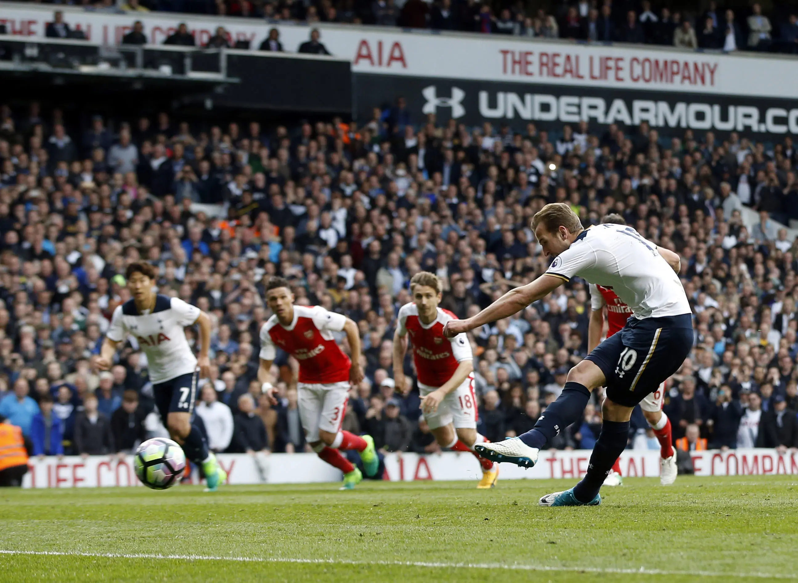 Penyerang Tottenham Hotspur Harry Kane mengeksekusi penalti untuk merobek gawang Arsenal di White Hart Lane, Minggu (30/4/2017). Arsenal kalah 0-2. (AP Photo/Alastair Grant)