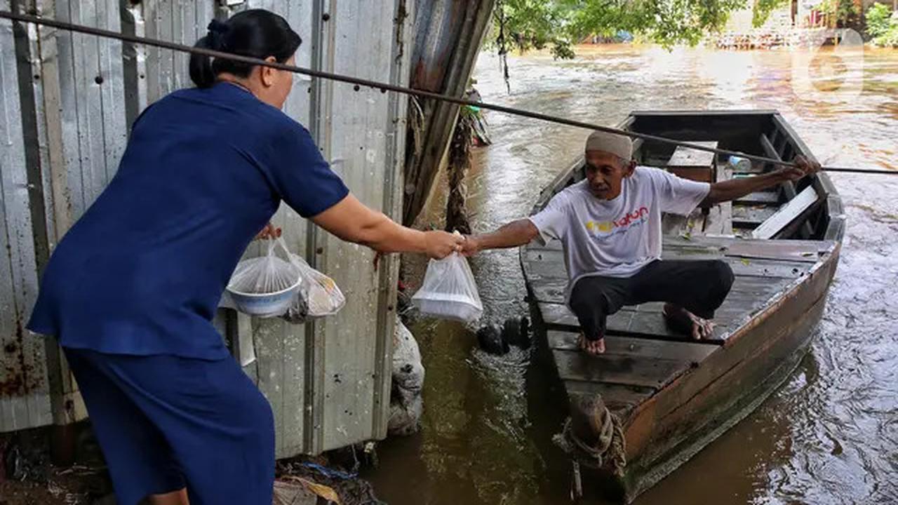 Tak Tergerus Zaman, Perahu Eretan Kali Ciliwung Tetap Diminati Warga