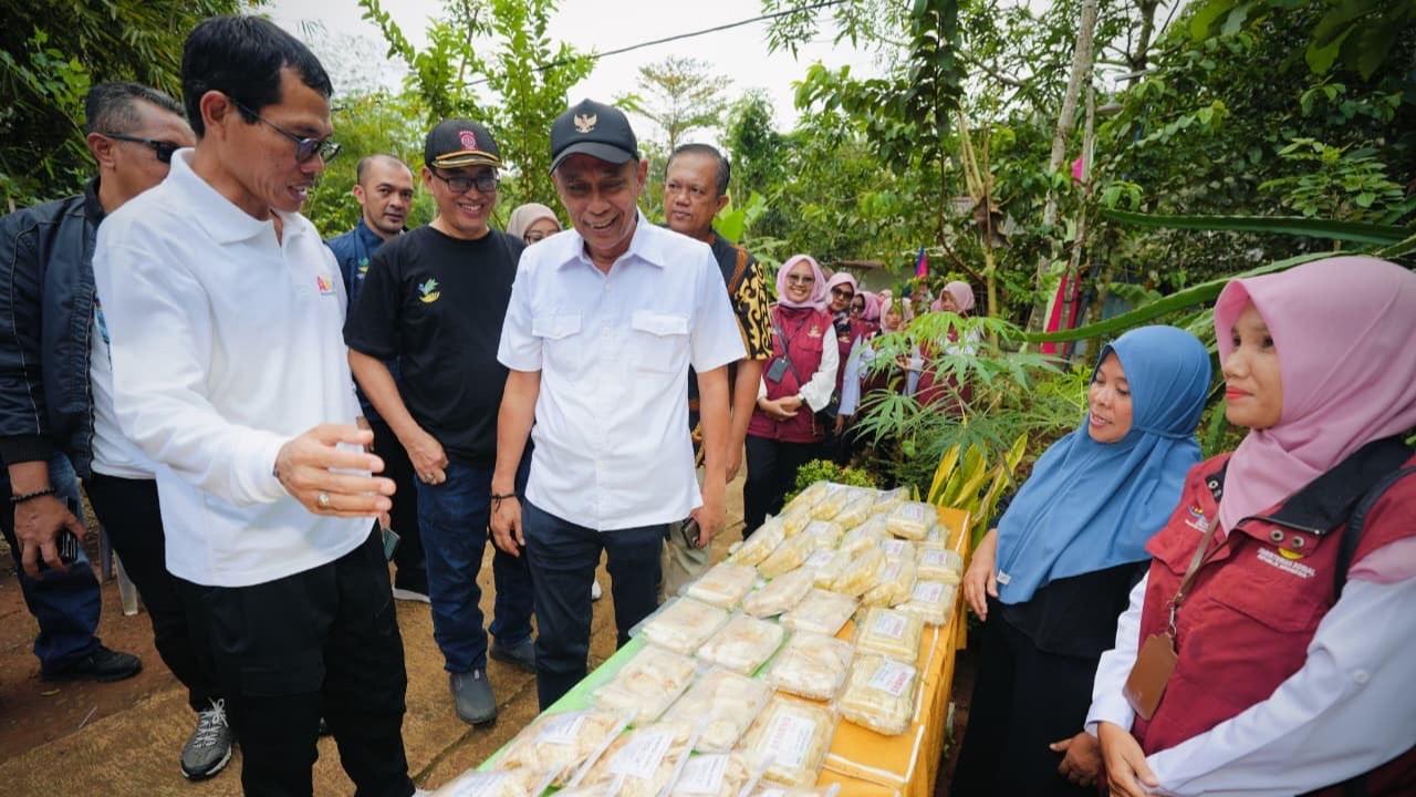 Wakil Menteri Sosial Agus Jabo Priyono saat meninjau Kampung Berdaya Kemensos di Desa Kalisalak, Kecamatan Kebasen, Kabupaten Banyumas, Minggu (31/8/2025).