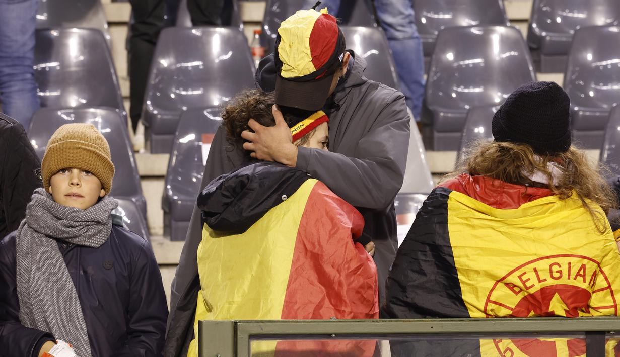 Pria bersenjata tersebut dilaporkan melarikan dari lokasi kejadian dan masih buron. (AP Photo/Geert Vanden Wijngaert)