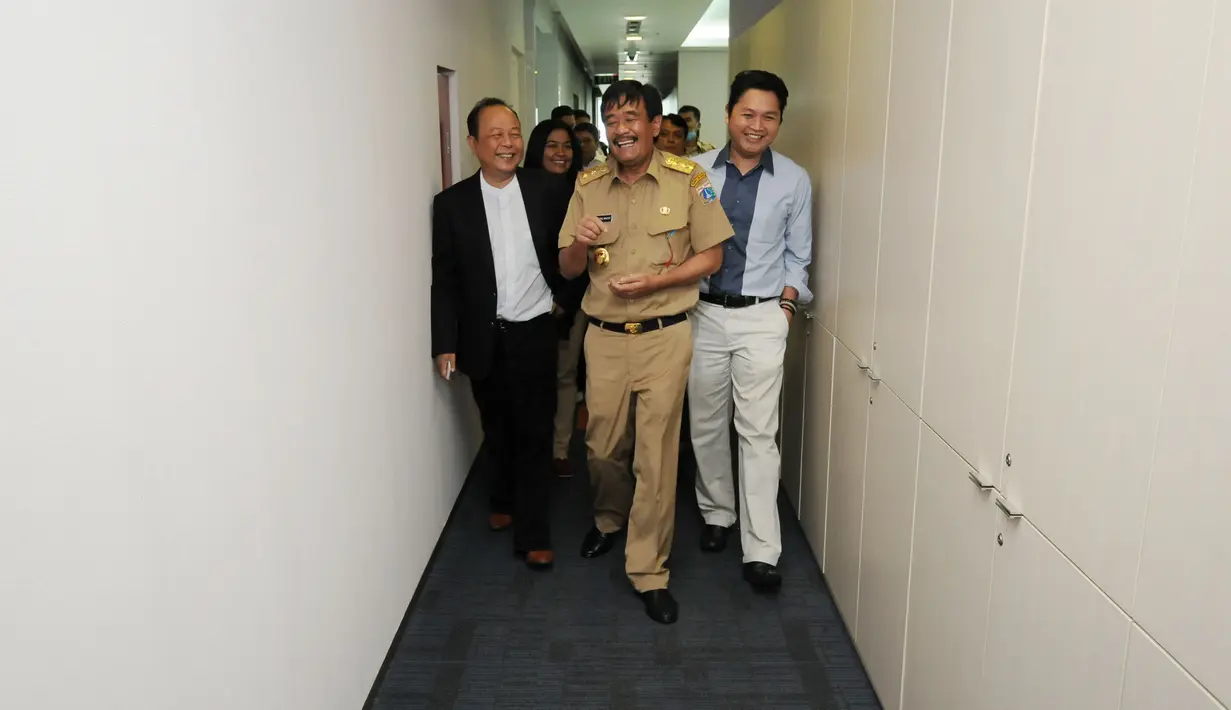 Wakil Gubernur DKI Jakarta, Djarot Saiful Hidayat (tengah) berjalan bersama awak redaksi Liputan6.com di Kawasan Senayan, Jakarta, (17/3/2015). Kedatangan Djarot untuk berdiskusi tentang beragam permasalahan ibukota. (Liputan6.com/Helmi Fithriansyah) 