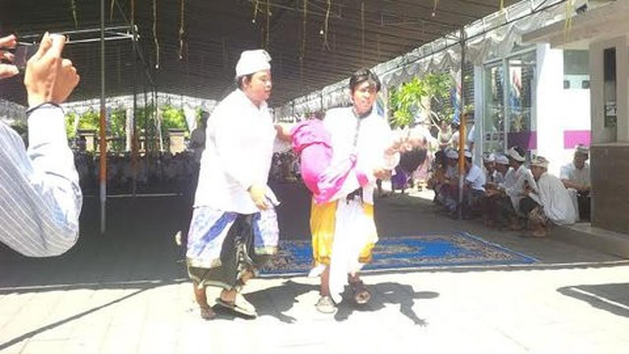 Upacara hari Raya Saraswati, empat mahasiswi STIKOM Bali kesurupan