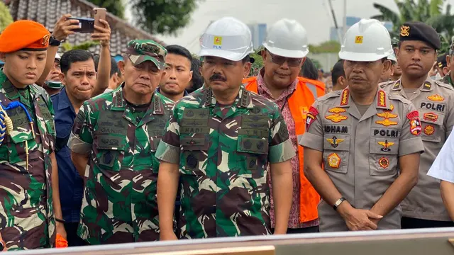 Panglima TNI Marsekal Hadi dan Kapolri Jenderal Pol Idham Azis meninjau Gardu Induk PLN Kembangan, Jakarta Barat, Jumat (3/1/2019). (Istimewa)