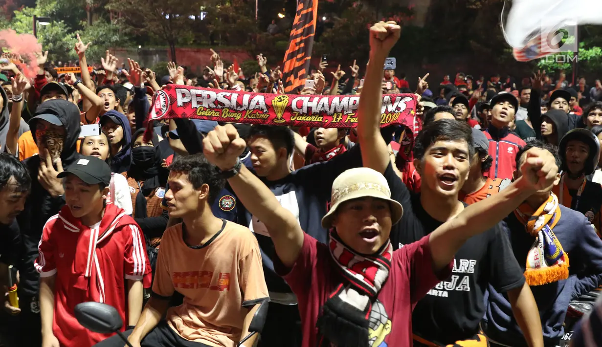 Suporter tim Macan Kemayoran merayakan gelar juara Go-Jek Liga 1 Indonesia 2018 bersama Bukalapak yang diraih Persija di kawasan Bundaran HI, Jakarta, Minggu (9/12). Persija meraih gelar juara dengan 62 poin. (Liputan6.com/Helmi Fithriansyah)