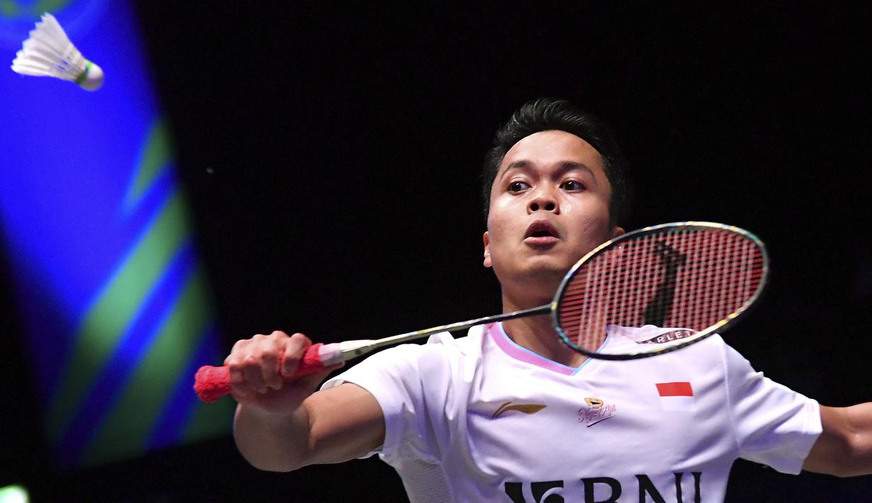 Tunggal putra Indonesia, Anthony Sinisuka Ginting berusaha mengembalikan bola saat menghadapi pemain Prancis, Christo Popov pada laga semifinal kejuaraan bulu tangkis All England 2024 di Utilita Arena, Birmingham, Inggris, Sabtu (16/3/2024) sore WIB. Anthony Ginting menang rubber game 19-21, 21-5 dan 21-11. (AP Photo/Rui Vieira)